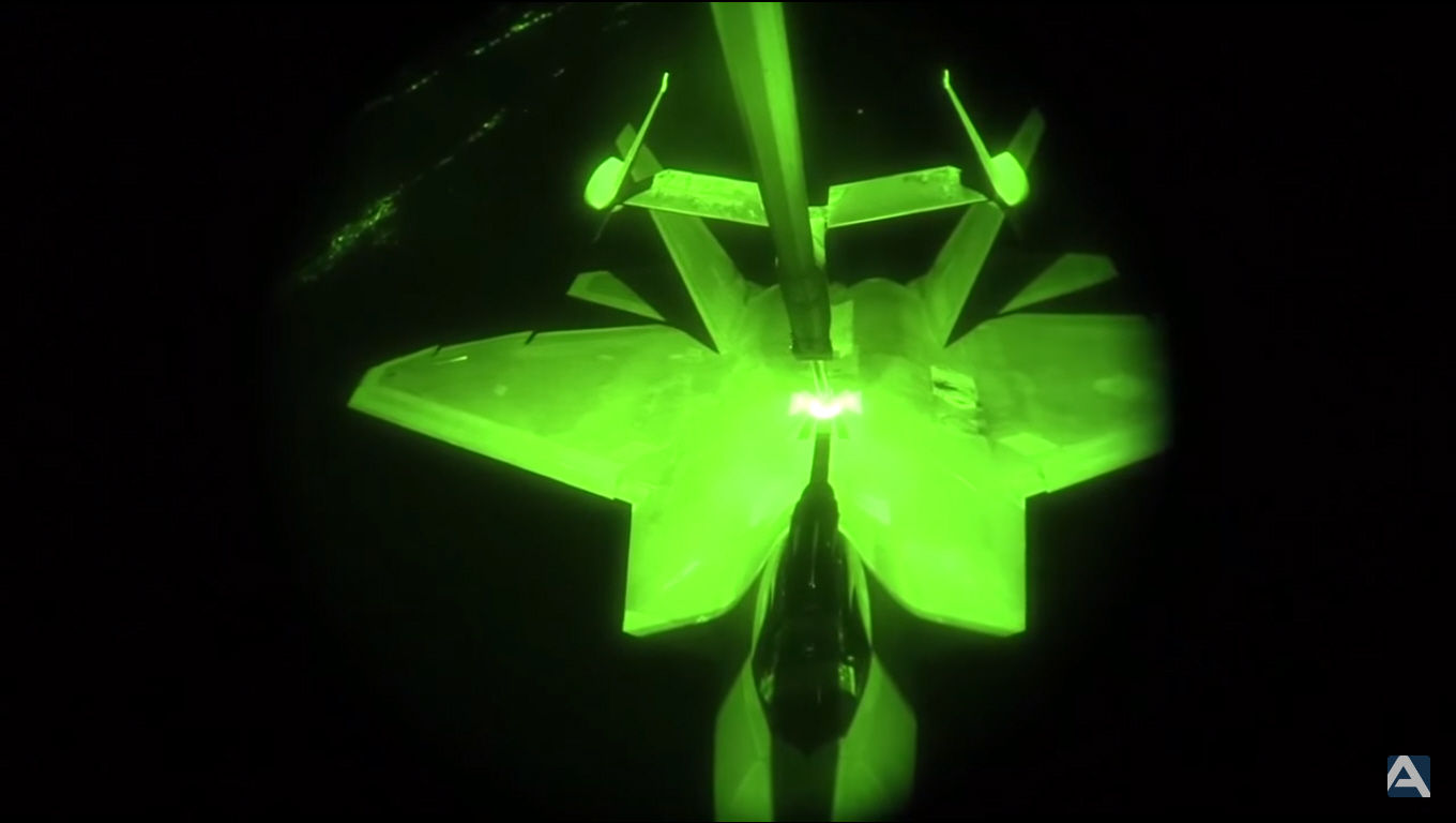 Pogledajte kako F-22 Raptor sipa gorivo po mraku